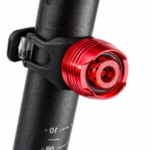 Lampka LED na sztycę XC-161R zamontowana na rowerze